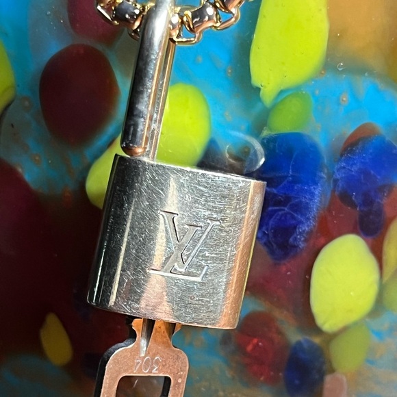 Louis Vuitton Gold lock and key No. 304 Necklace - Picture 8 of 10